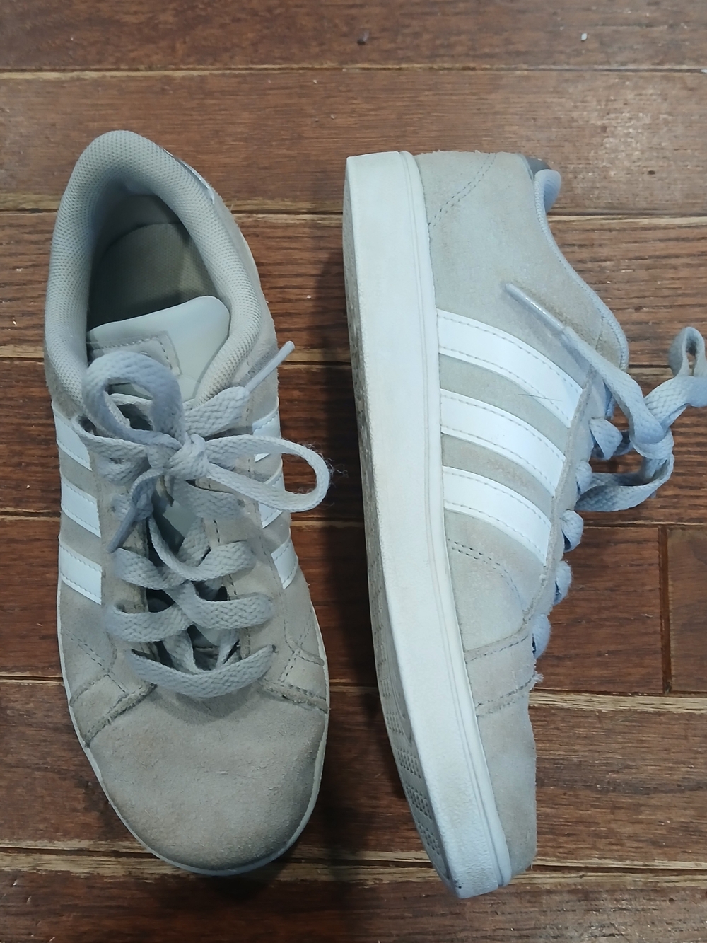 Adidas Campus Kids Sz 2 Y Suede Three-Stripes Sneakers in Light Gray and White